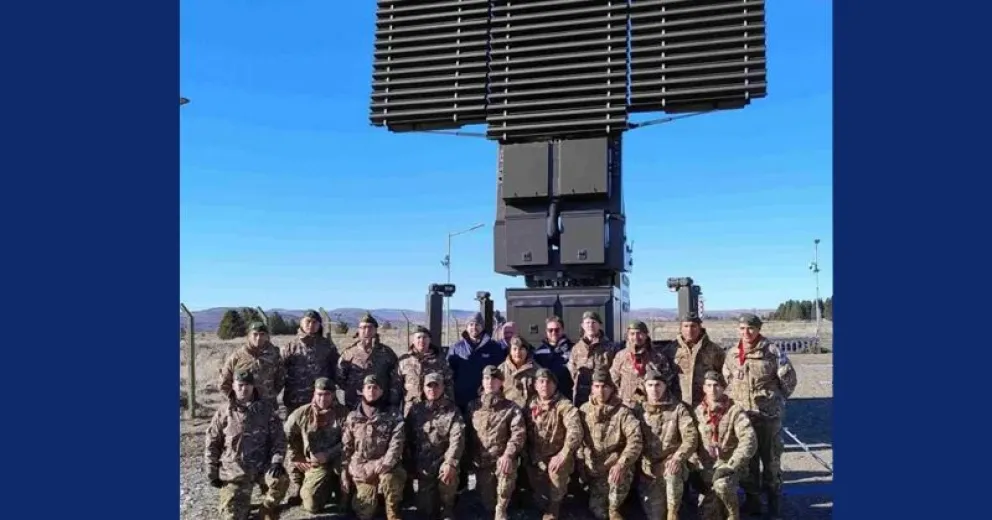 El radar RPA-200M producido por INVAP, junto a efectivos del Ejército.