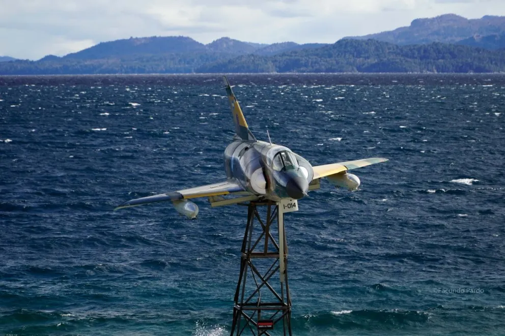 El avión ubicado sobre el espejo de agua tiene un significado especial para los miembros de la Fuerza Aérea (foto: Facundo Pardo).