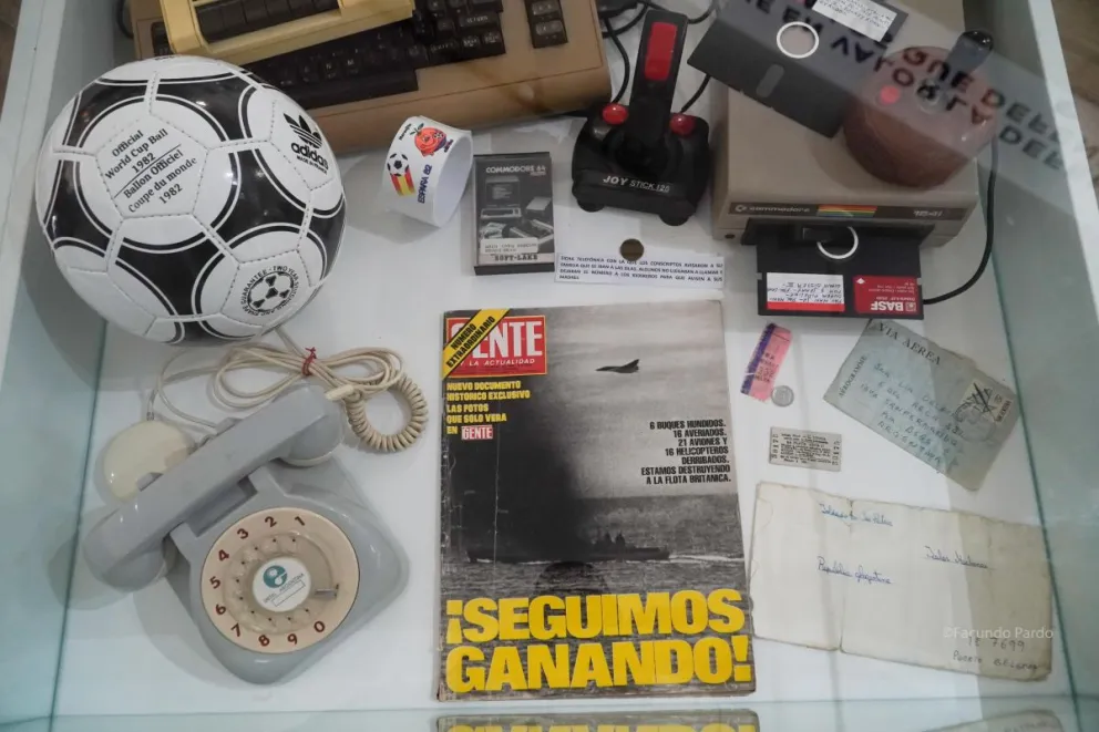 La Tango del Mundial 82, la tristemente célebre tapa de la GENTE y la consola Comodor 64, elementos de la juventud de principios de los 80 (fotos: Facundo Pardo)