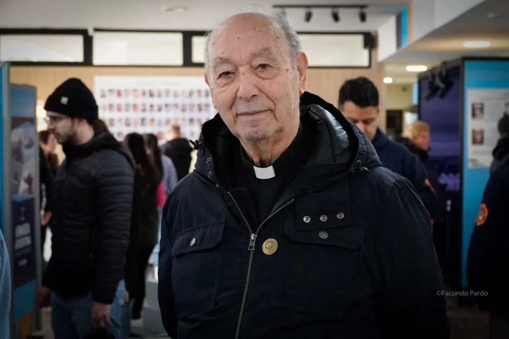 El Padre Torrens, veterano de Malvinas, visitó Bariloche en la inauguración del Memorial y trajó arena y piedras de las islas (fotos: Facundo Pardo) 
