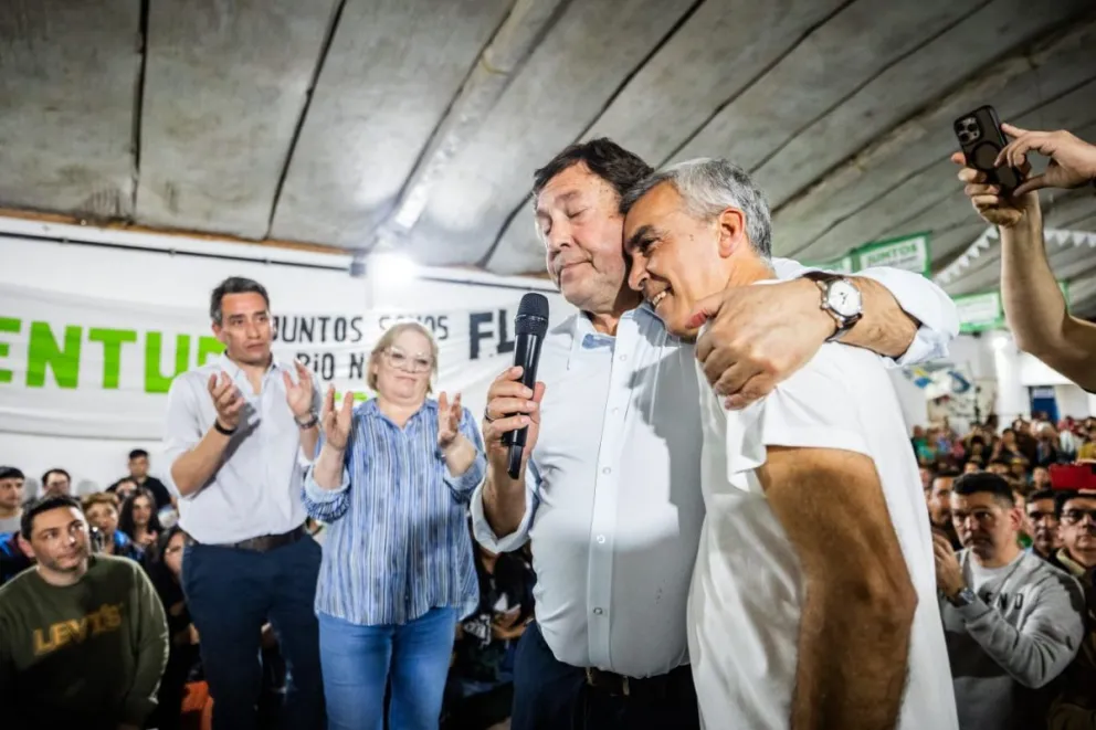 Alberto Weretilneck junto a Facundo López en Viedma. 