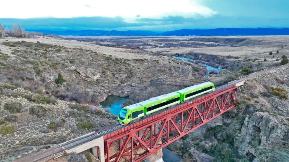 Atraviesa puntos emblemáticos como el puente sobre el río Ñirihuau, y miradores naturales que ofrecen vistas panorámicas de Bariloche