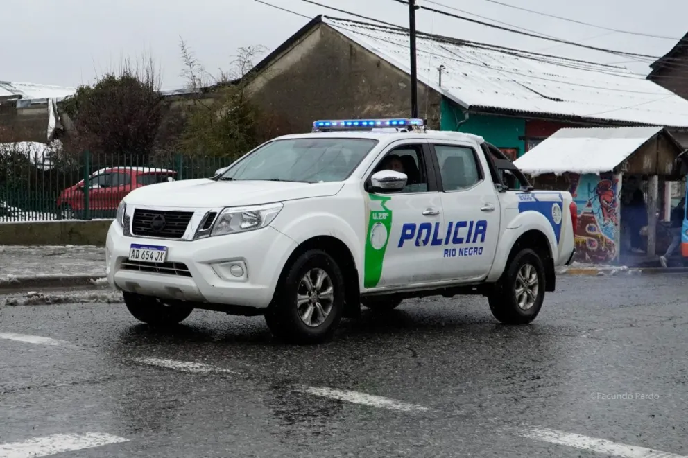 Efectivos de la Comisaría 28º acudieron al lugar y en las inmediaciones identificaron a uno de los presuntos autores. Foto: Facundo Pardo. 