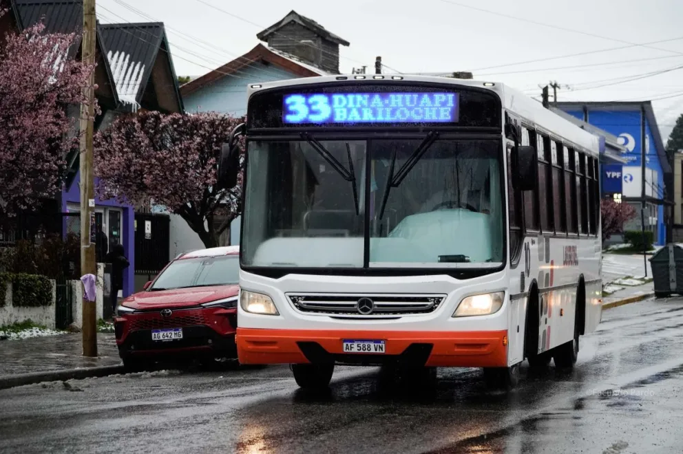 La empresa Mi Bus brindará el servicio de la Línea 33 del Transporte Urbano de Pasajeros que une las localidades de Bariloche y Dina Huapi.