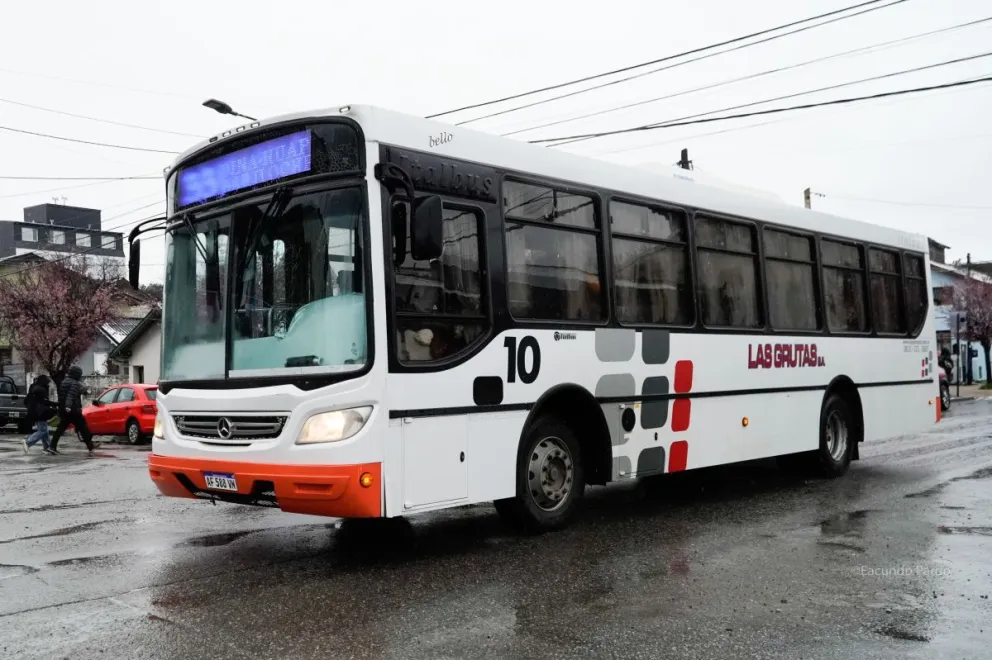 Aseguran que la Línea 33 de Las Grutas continuará funcionando entre Bariloche y Dina Huapi (foto: Facundo Pardo)