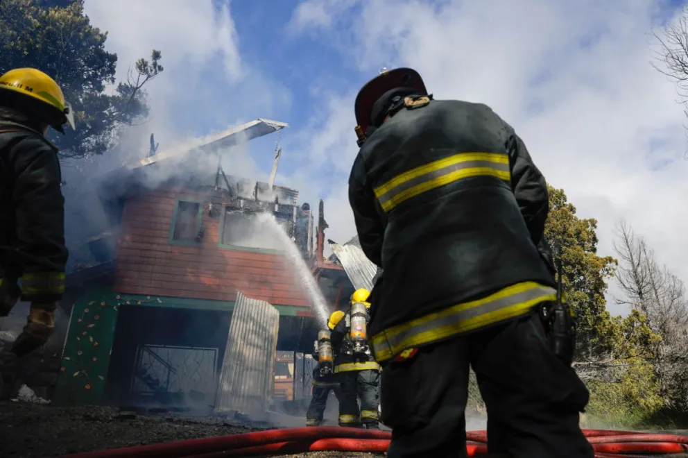 Un reconocimiento a la labor de cada bombero del cuerpo activo de los cuarteles de Bariloche y Dina Huapi. Imagen de archivo.