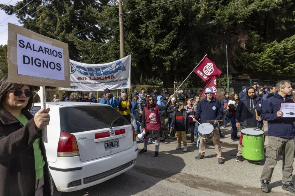 Más de 50 trabajadores de la CNEA reclamaron por sueldos y financiamiento para el sector científico (fotos: Eugenia Neme)