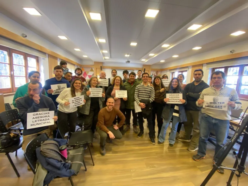 Vecinos de los barrios Reina Mora y Villa Lago Gutiérrez, en la sala del Concejo Municipal, portando carteles de agradecimiento (foto gentileza).