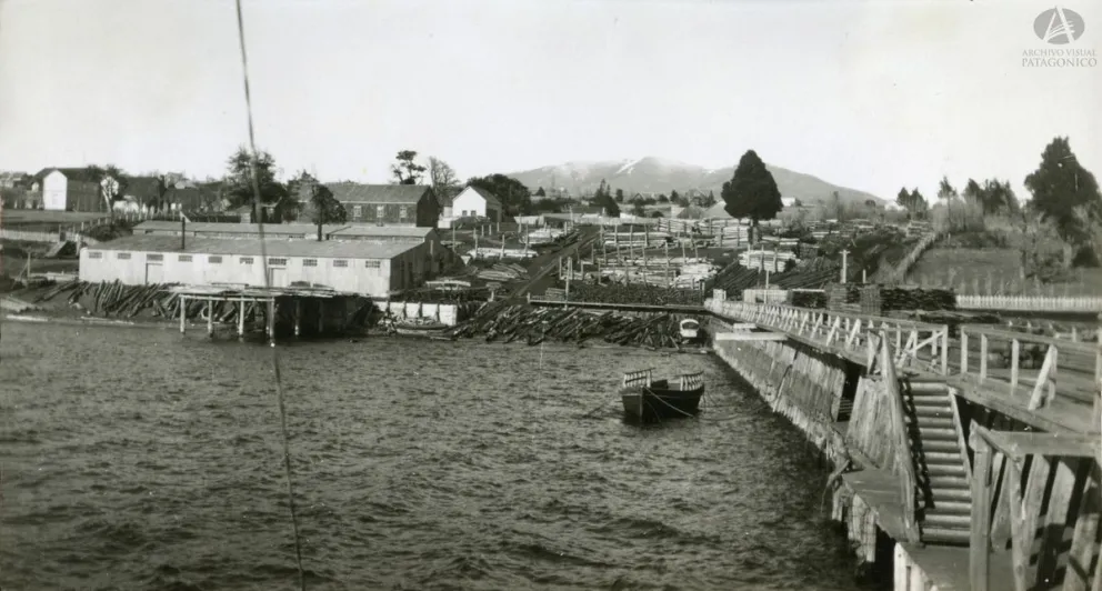 El muelle que fue insuficiente para la "Modesta Victoria" alrededor de 1927. Colección Lunde en Archivo Visual Patagónico.