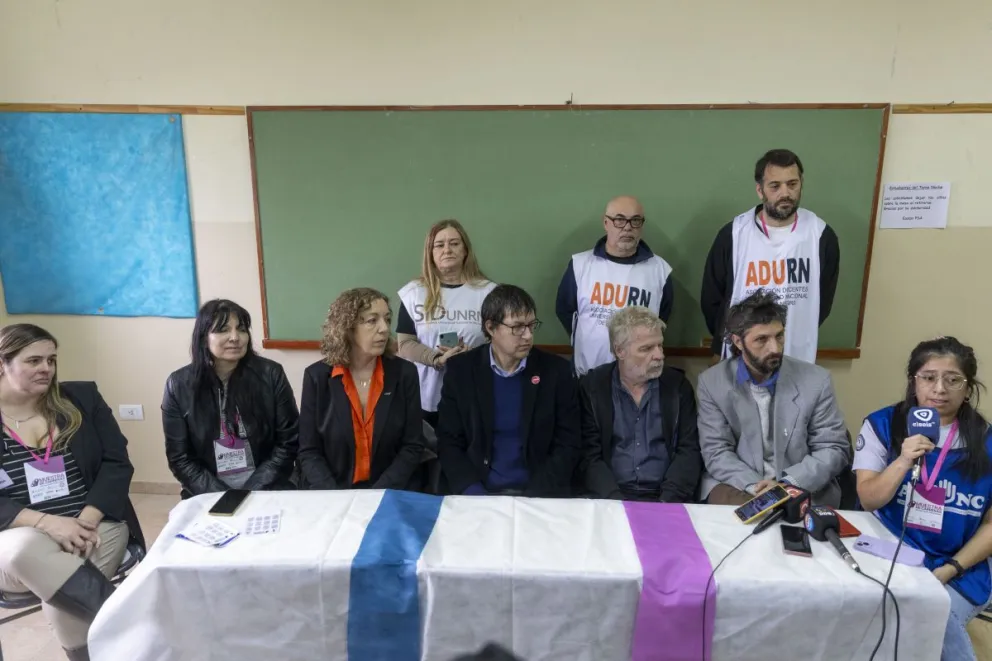 Autoridades de universidades, institutos y sindicatos docentes y no docentes, convocan a la marcha por la educación universitaria (fotos: Eugenia Neme)