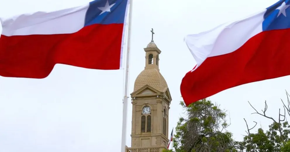 Es obligatorio colgar la bandera y hay pautas de cómo se debe hacer.