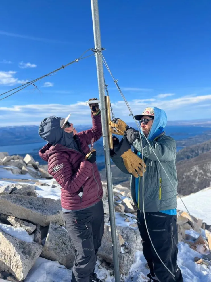 Continúan realizando tareas.