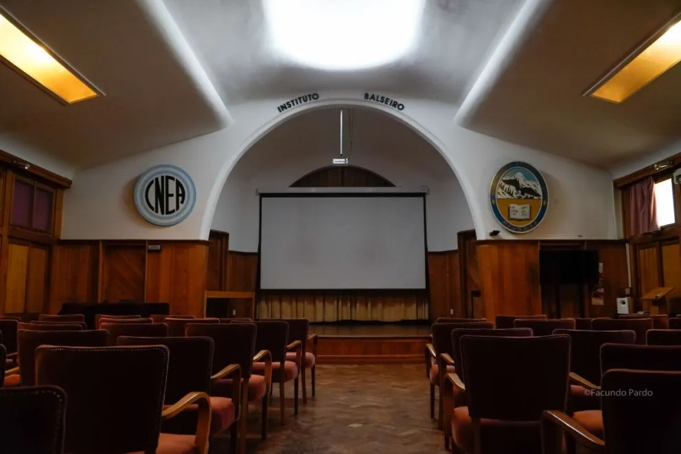El salón de actos del Instituto Balseiro, sitio emblemático de un espacio mítico para la ciencia argentina (fotos: Facundo Pardo).
