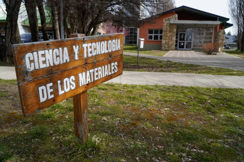 El Instituto Balseiro encierra un mundo que gira en torno a la ciencia; un documental da a conocer su funcionamiento. Foto Facundo Pardo.