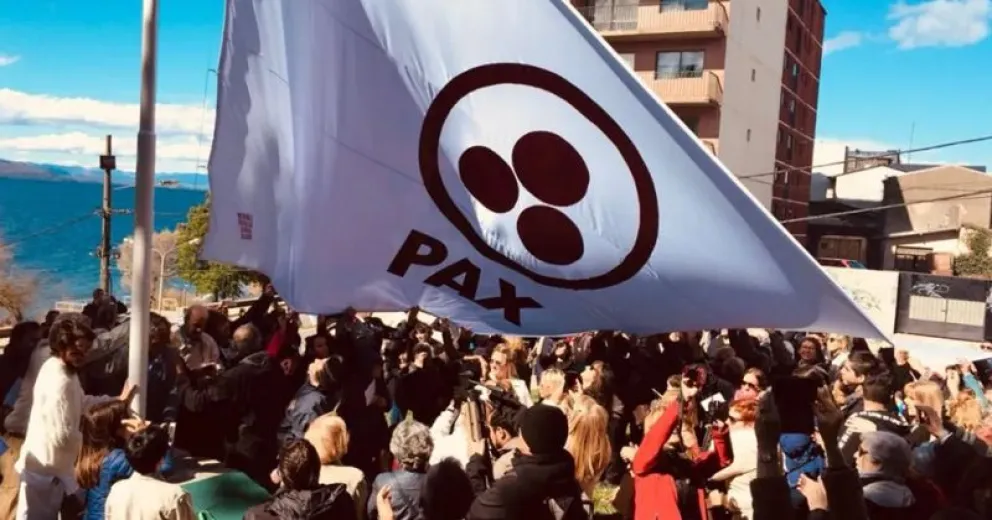 El día que se izó por primera vez el emblema en le mástil de la plaza.
