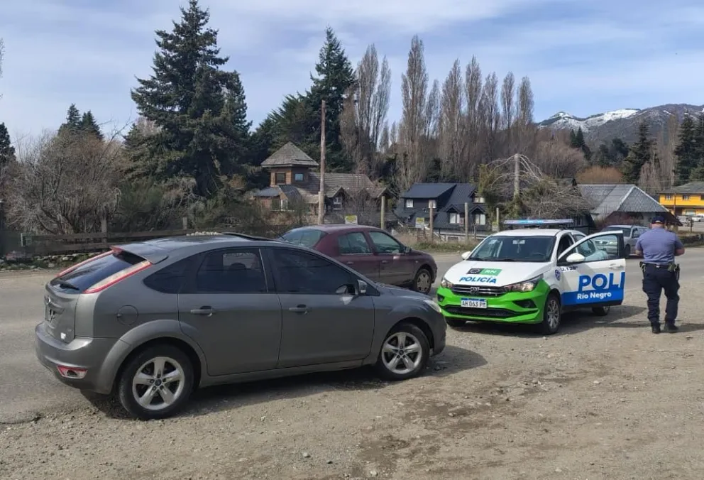 En el interior del auto encontraron balas de distintos calibres 