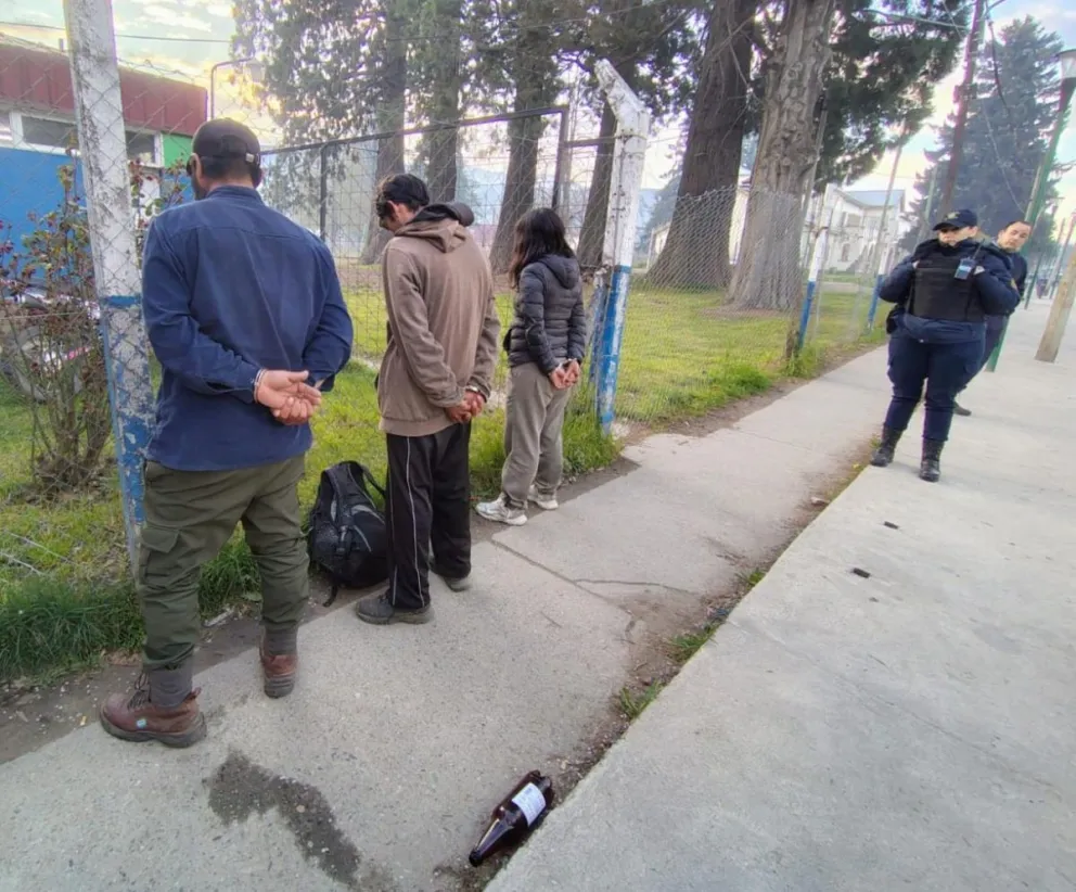 Dos hombres y una mujer detenidos por dos hechos delictivos en el mismo día.