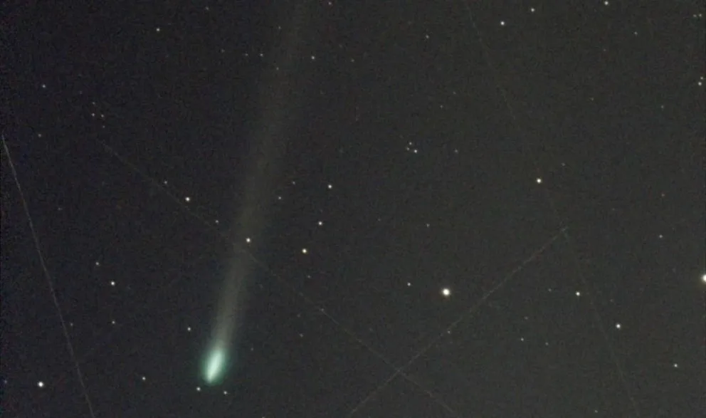 Un cometa de cola verda cruzó el cielo de Dina Huapi (foto: Alejandro Russo)