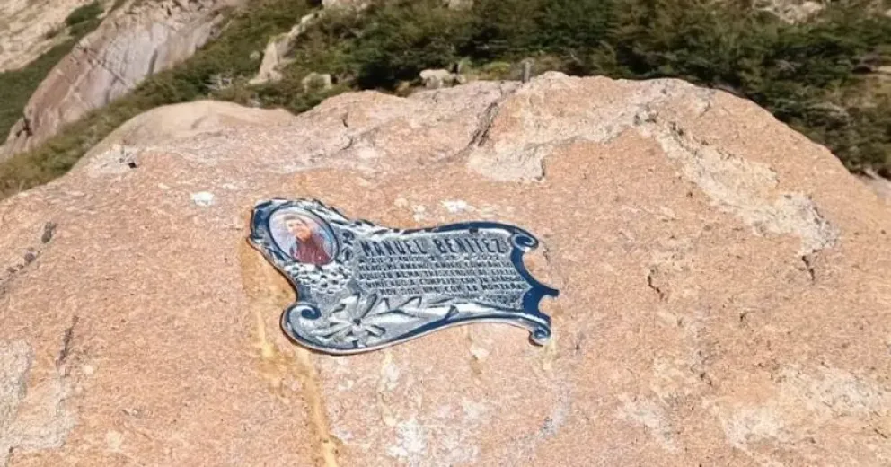 La placa colocada por la familia en el lugar de su muerte.