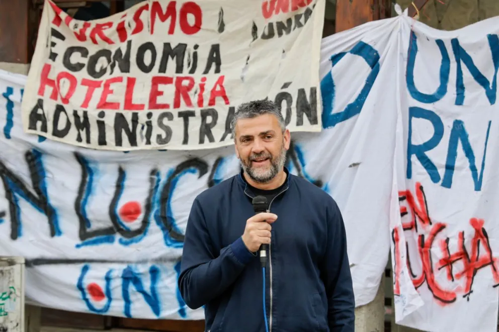El director de la carrera de Medicina dictando la clase en la vía pública. Fotos de Facundo Pardo.