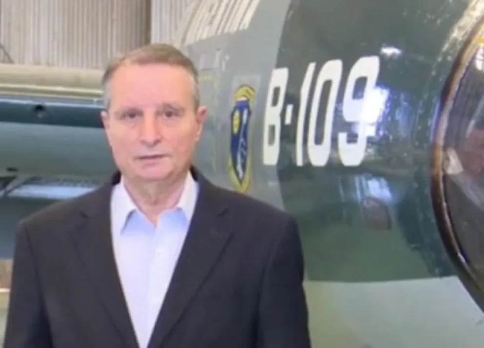 Durante la guerra, Mauad realizaba incursiones nocturnas sobre los británicos a bordo de un avión Canberra (foto: gentileza).