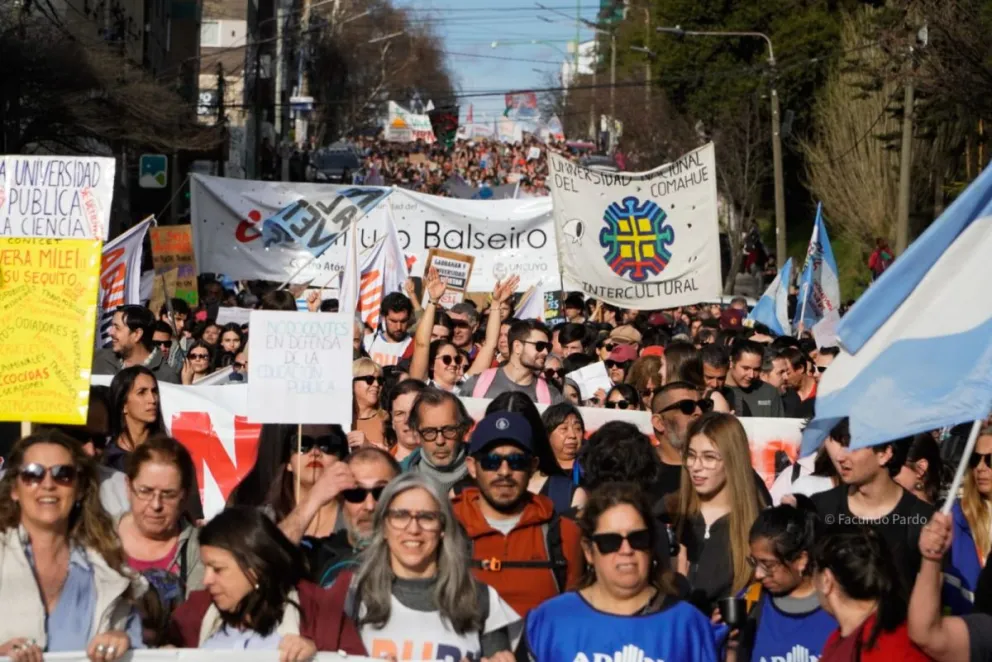 Desde el hospital local la movilización se dirige hacia el Centro Cívico de Bariloche. Fotos de Facundo Pardo. 
