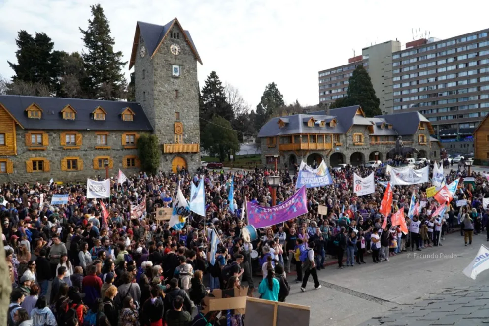La cita será junto al lago, en el sector donde se ubican las letras gigantes que conforman el nombre de la ciudad (foto de archivo: Facundo Pardo).