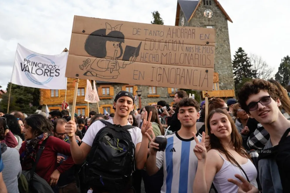La creación de Quino apareció en varios de los letreros que se vieron en la marcha (fotos: Facundo Pardo).