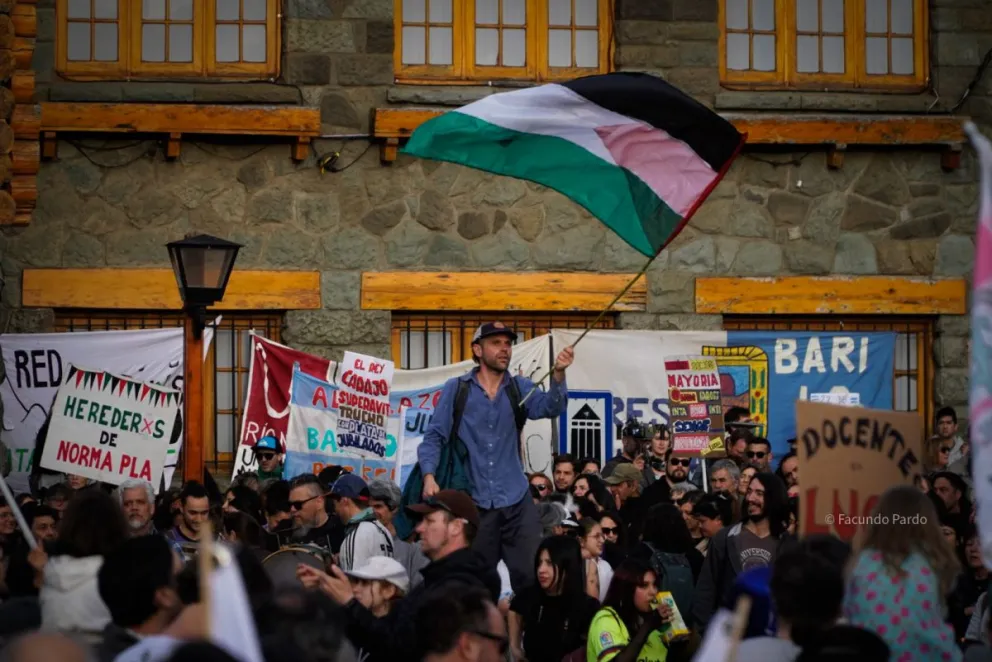 La bandera de Palestina ondeó durante la última marcha universitaria que se efectuó en Bariloche (foto: Facundo Pardo).