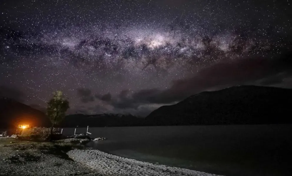 Bariloche bajo las estrellas. Foto Matías Garay. Archivo El Cordillerano.