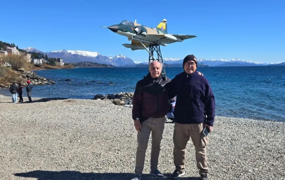 El piloto César Román, quien visitó la ciudad para la inauguración del Museo Malvinas, Antártida y Atlántico Sur, junto al también veterano de guerra, el radarista Carlos Mazzocchi, quien reside en Bariloche (fotos gentileza).