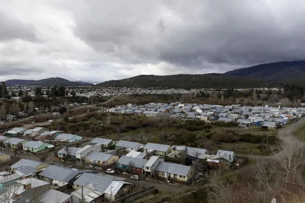 Un barrio ubicado a metros del arroyo Ñireco / Foto Euge Neme 