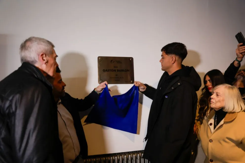 Padres e hijos de Gastón Burlón descubren la placa que rinde homenaje al referente de turismo asesinado en Brasil (fotos: Eugenia Neme y Facundo Pardo). 