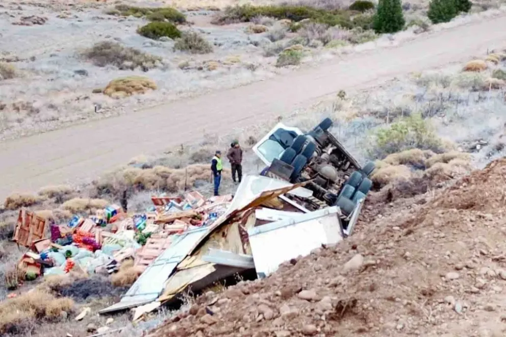 Trágico accidente en Ruta 237, trabajan Bomberos de Piedra del Águila, personal de Tránsito Policial de Piedra del Águila y Gendarmería Nacional (foto:gentileza infolosandes)