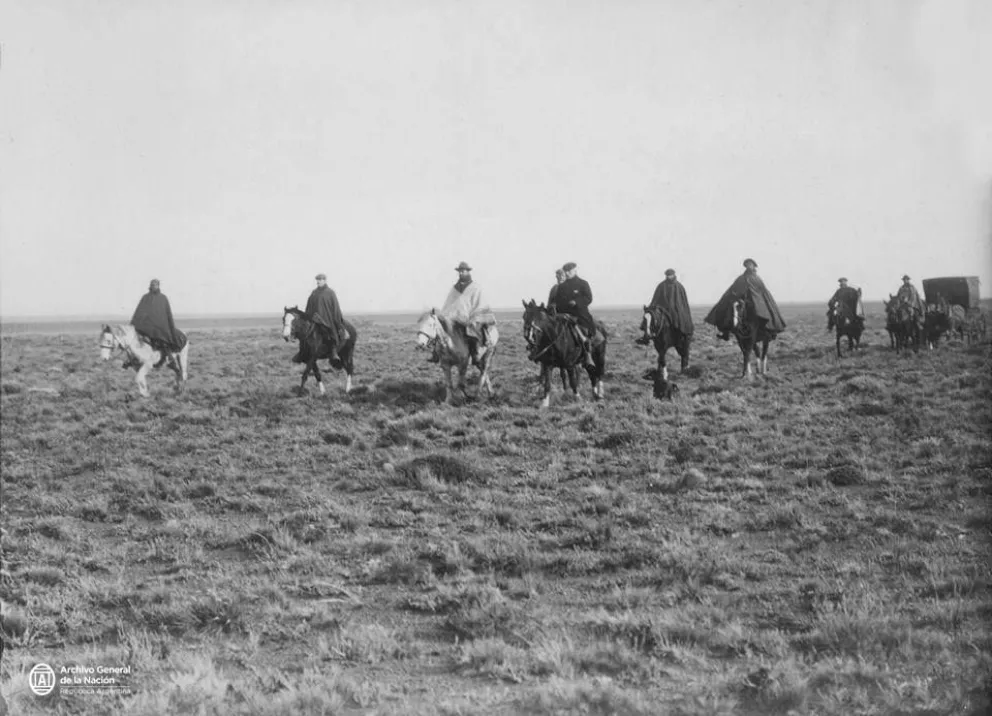 Un recorrido de la Comisión de Límites. Onelli sería el de poncho claro, al centro de la pequeña columna. Archivo General de la Nación.