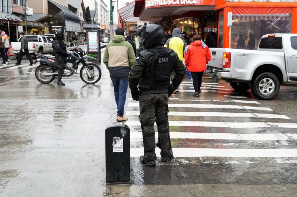 El accionar de los agentes no afectó la circulación vehicular, sin embargo llamó la atención de los transeúntes. Fotos de Facundo Pardo. 