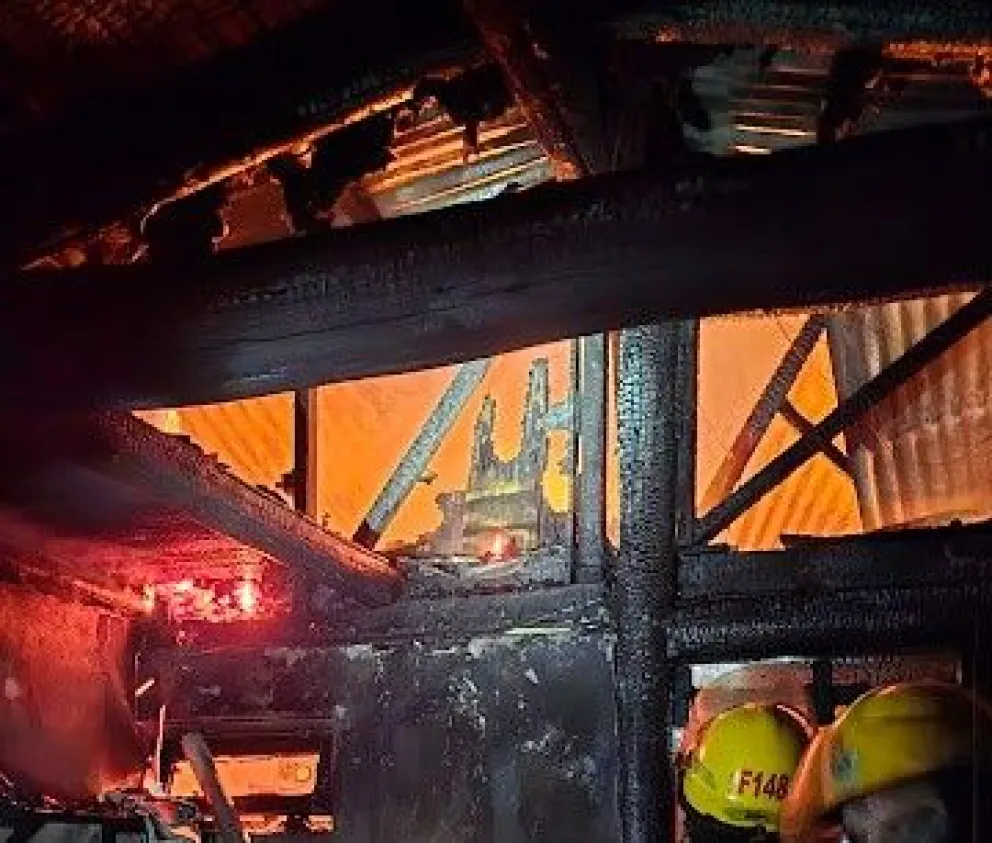 Incendio en la Comarca Andina dejó pérdidas totales en una dulcería de El Bolsón (foto: Noticias del Bolsón)