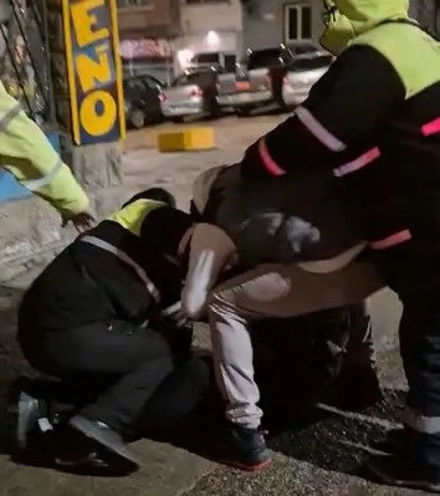 El momento de la agresión capturada en video. 