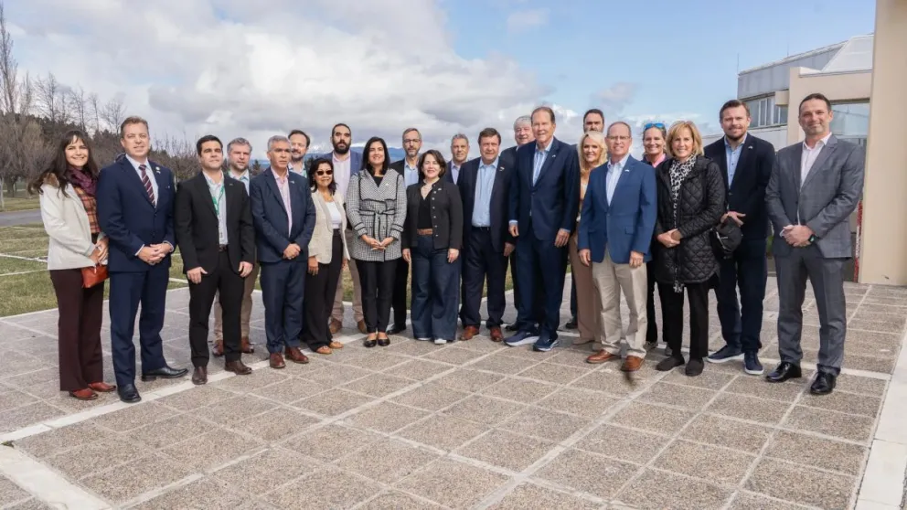 La comitiva de la Embajada de EEUU junto al Gobernador WeretilneckCrédito: Gentileza Embajada EEUU en Argentina