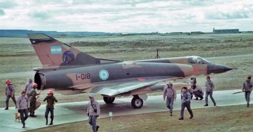 El caza de Perona a minutos de protagonizar una misión en el Atlántico Sur. La letra “I” en la matrícula indica su papel en el combate: interceptor (Foto: Carlos Eduardo Perona)