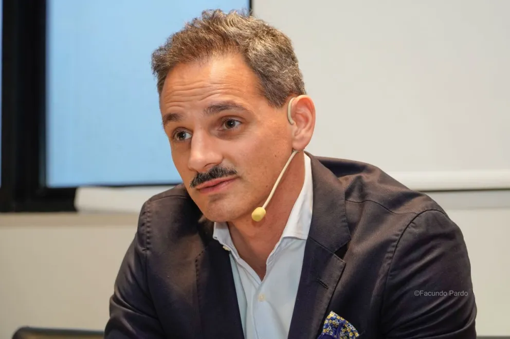 Julián, embajador de la cultura Disney, destaca el valor de entrenarse para atender al turista, pensando en estrategias para darle un plus que lo deslumbre (fotos: Facundo Pardo).