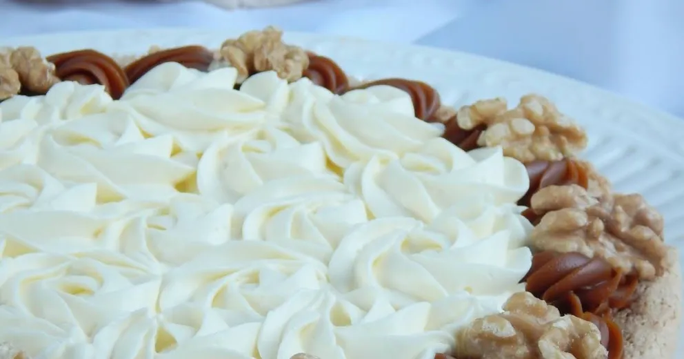 Hacé esta torta casera de nuez con crema y dulce de leche. 
