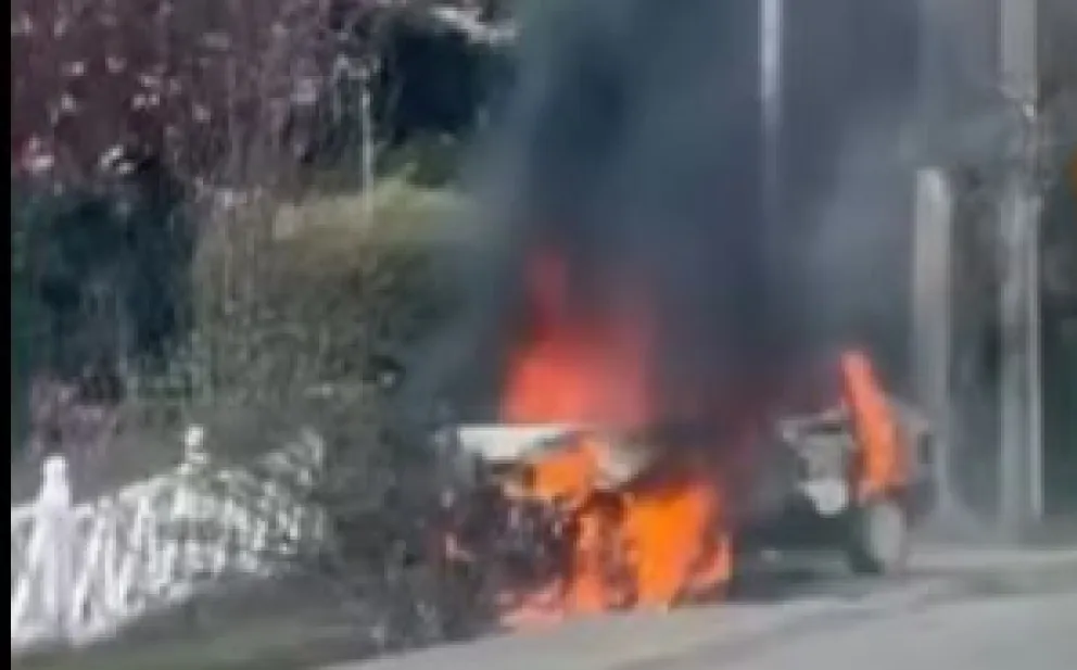 Susto en el centro de Bariloche por un auto tomado por las llamas 