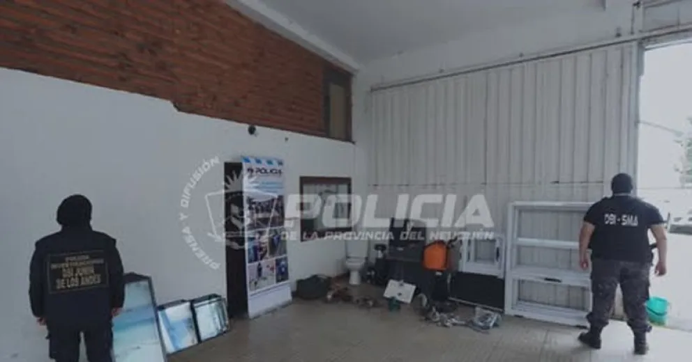 En el operativo se incautó una camioneta Toyota Hilux blanca.