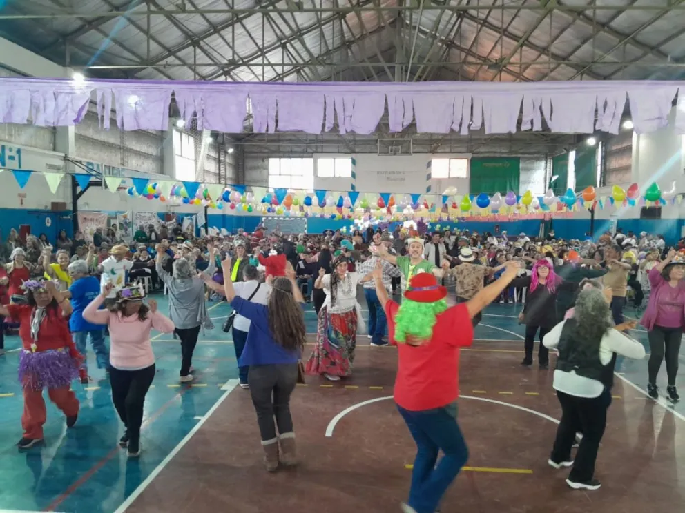 La Municipalidad organizó un encuentro que reunió a personas mayores de toda la ciudad (Fotos gentileza).