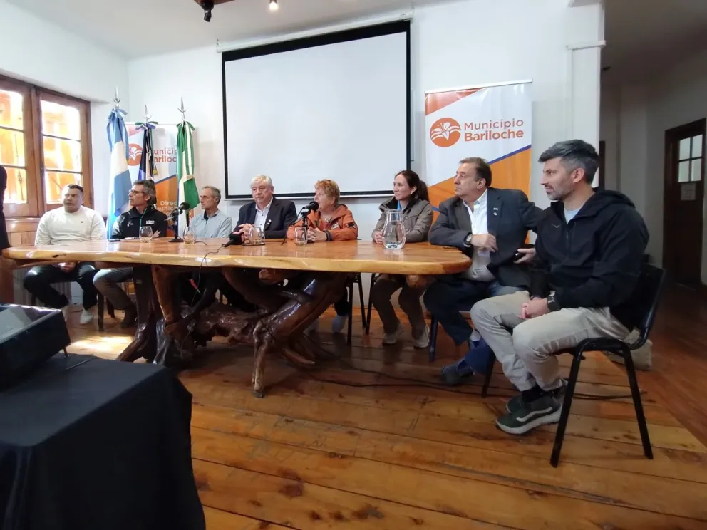 Mesa completa para anunciar el UTMB en Bariloche (fotos: Facundo Pardo)