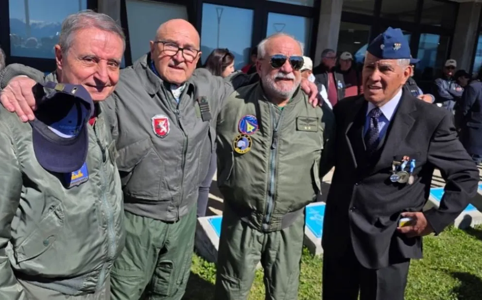 Perona (el segundo desde la derecha) llegó a la ciudad para la inauguración del Museo Malvinas, Antártida y Atlántico Sur, pero no pudo ingresar porque se entretuvo con el cariño de la gente (foto gentileza).