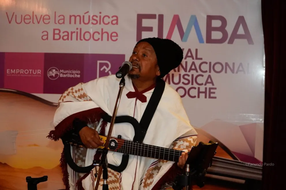 Chico, con su guitarra sin cuerpo y un poncho que compró en Bariloche (fotos: Facundo Pardo).
