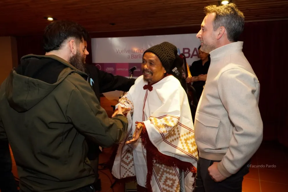 El músico brasileño saludando, en el hall del teatro La Baita (fotos: Facundo Pardo)