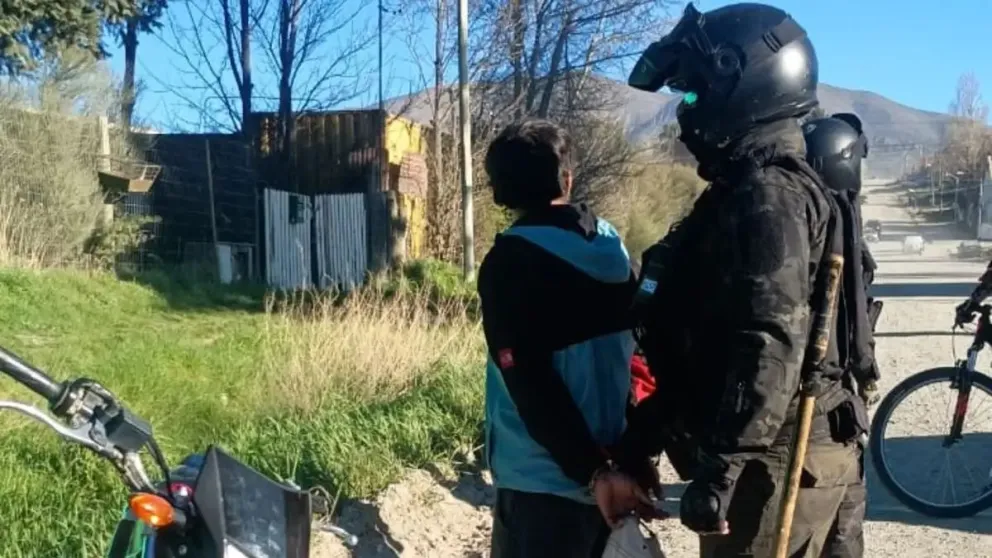 Durante un control de rutina interceptaron a un motociclista que resultó tener una orden de captura activa.